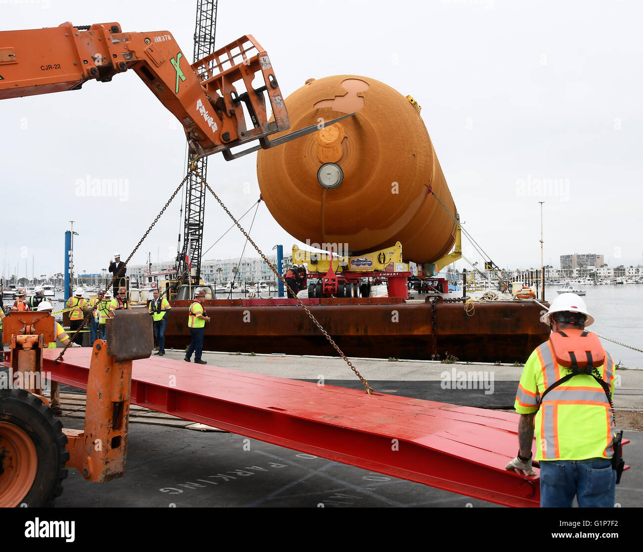 Marina Del Ray, Kalifornien, USA. 18. Mai 2016. Der Raumfähre Kraftstofftank für das California Science Center bestimmt kommt Mittwoch in Marina del Rey, nach mehr als 4.400 Seemeilen per Schiff reisen. Der Tank wird an Land gebracht werden und haben eine langsame Wanderung zu seiner neuen Heimat an der California Science Center. Bildnachweis: Gene Blevins/ZUMA Draht/Alamy Live-Nachrichten Stockfoto