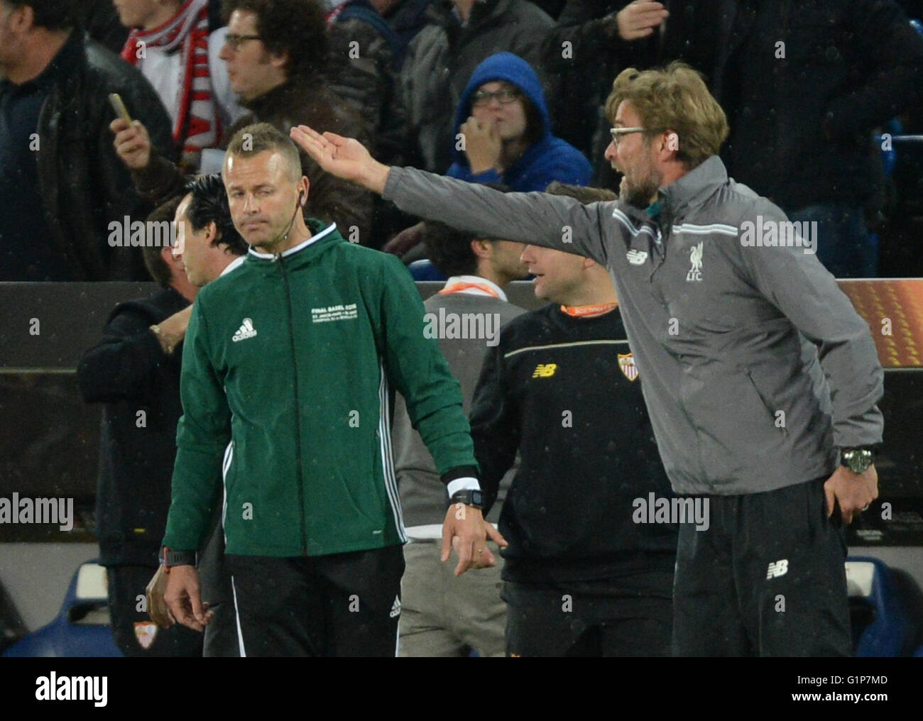 Basel, Schweiz. 18. Mai 2016. Liverpools Trainer Juergen Klopp (R) bespricht mit vierten offiziellen Svein Oddvar Moen von Norwegen während der UEFA Champions League Finale zwischen FC Liverpool und Sevilla Futbol Club im Stadion St. Jakob-Park in Basel, Schweiz, am 18. Mai 2016. Bildnachweis: Dpa picture Alliance/Alamy Live News Stockfoto