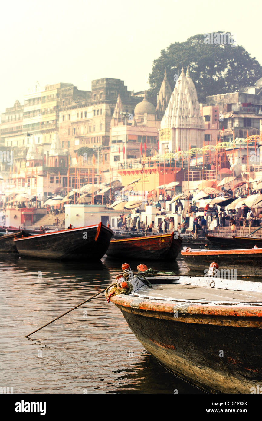 Hinduistische Tempel und Boote rund um den berühmten Baden Ghats am Fluss Ganges in Indien Stockfoto