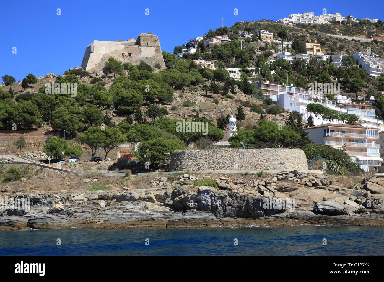 Blick vom eine Bootstour auf der Küste Festung Trinity Burg in Roses an der Costa Brava in Spanien, Europa Stockfoto