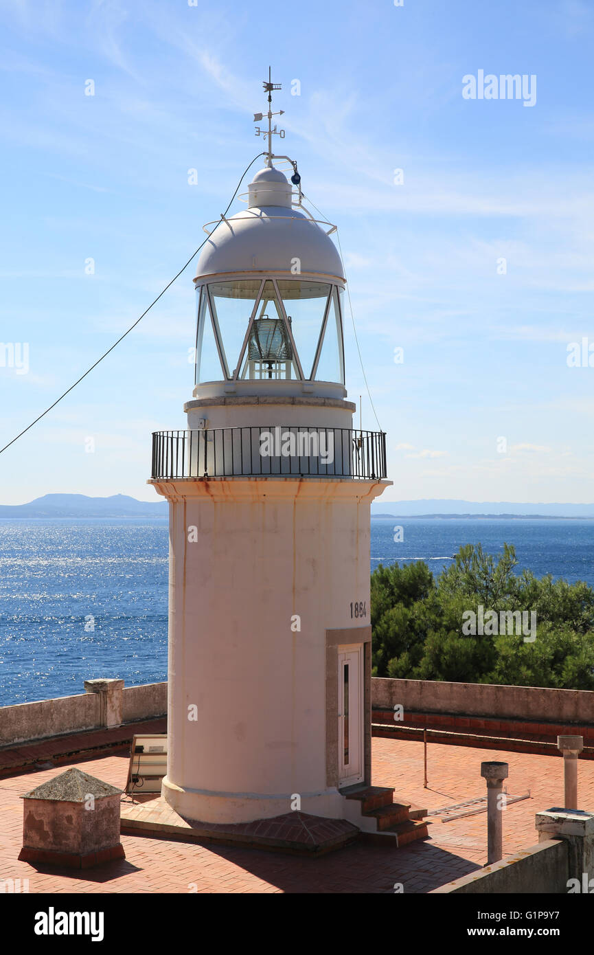 Der Leuchtturm mit Blick auf das Mittelmeer, in Roses, in der Provinz Girona in Katalonien an der Costa Brava, Spanien Stockfoto