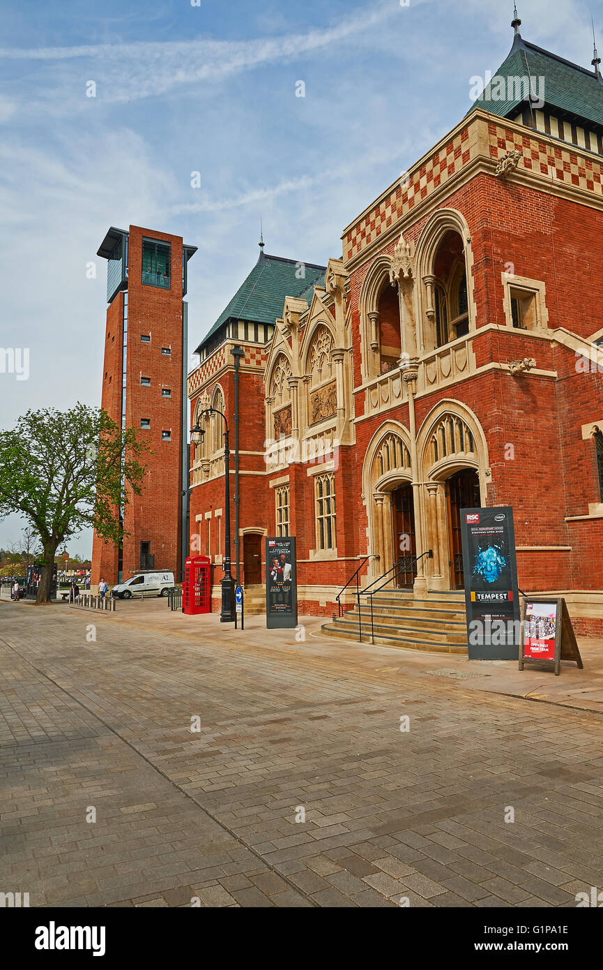 Das Royal Shakespeare Theatre in Stratford-upon-Avon, mit blauem Himmel. Stockfoto