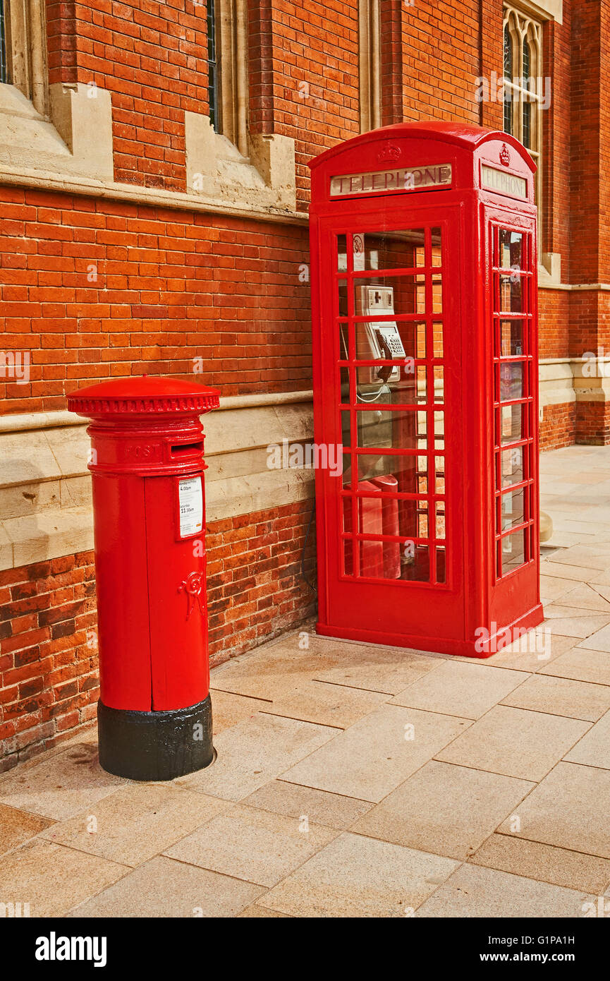 Rote Telefonzelle und rote Telefonzelle außerhalb des Gebäudes. Stockfoto