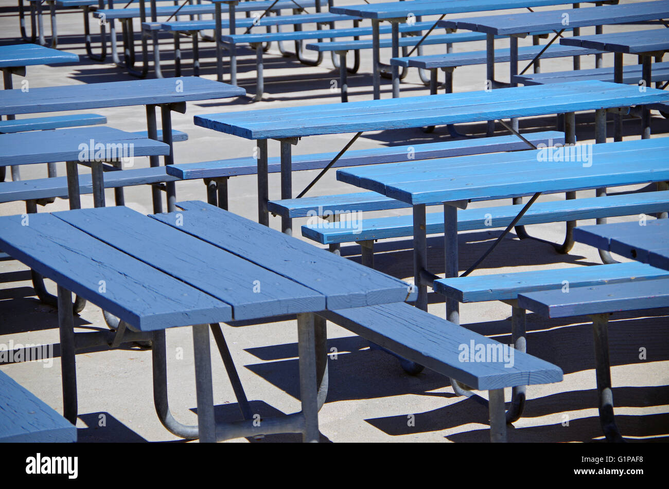 Blauen Bänken in überfüllten Anordnung Stockfoto