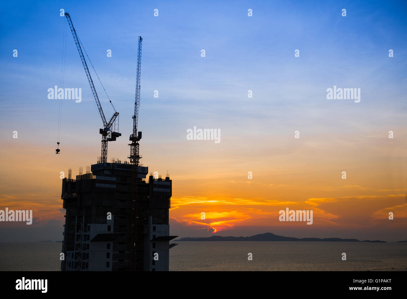 Bauarbeiten in der Nähe am Strand bei Sonnenuntergang Stockfoto