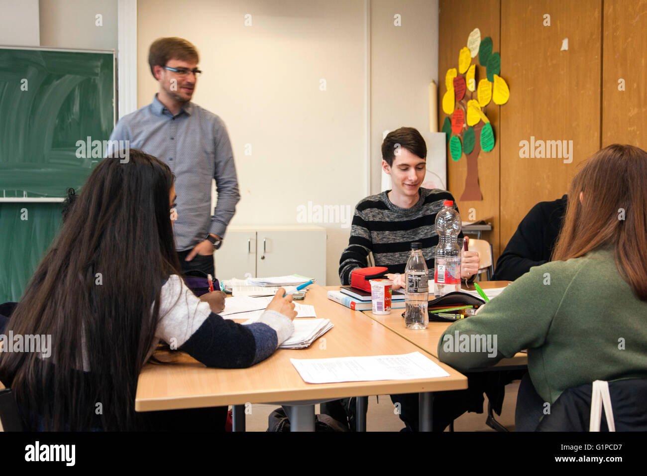 Schüler im Klassenzimmer während einer Schreibaufgabe. Stockfoto