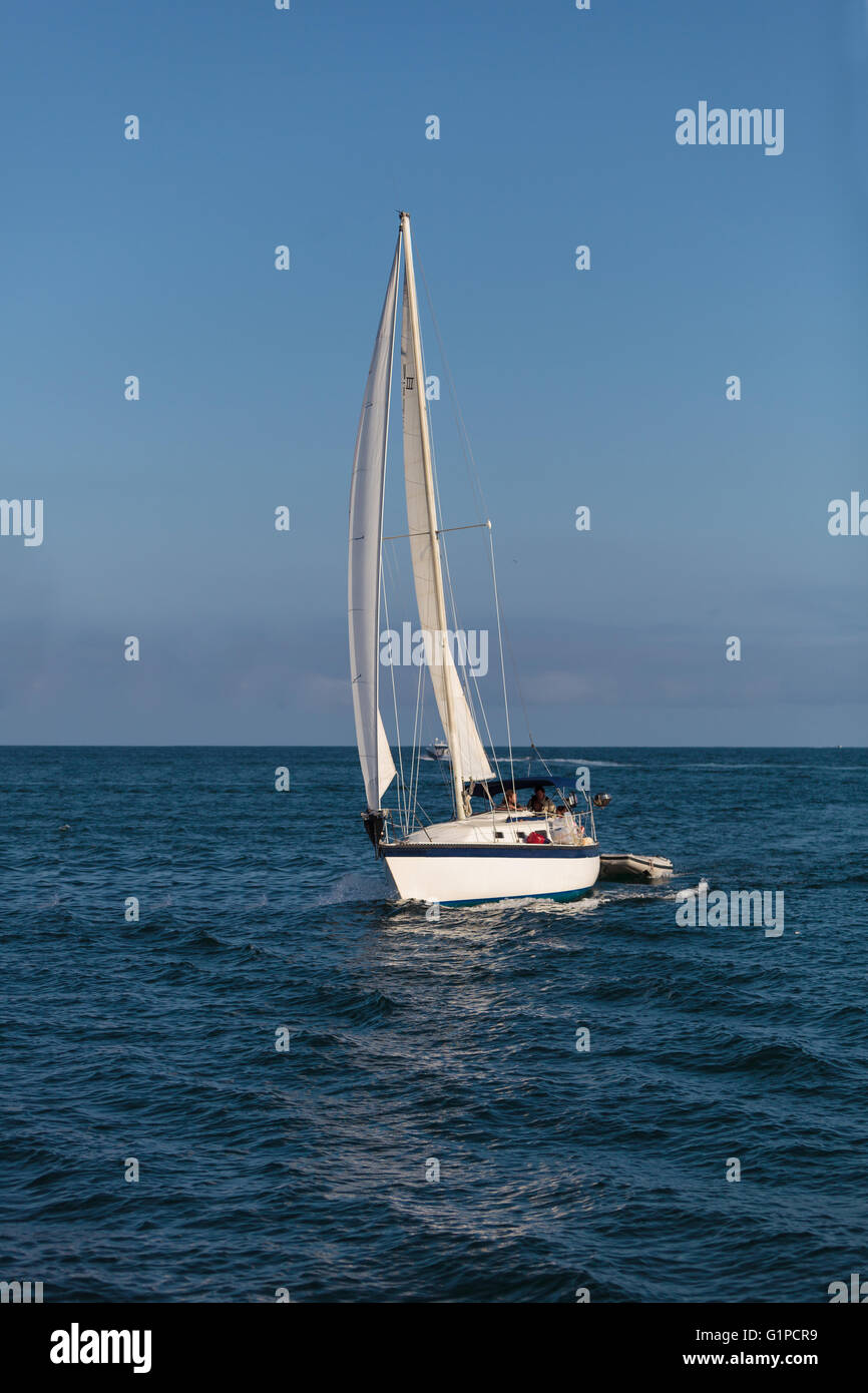 Segelboot mit seinen Umsatz in den Wind auf den Pazifischen Ozean geöffnet. Stockfoto