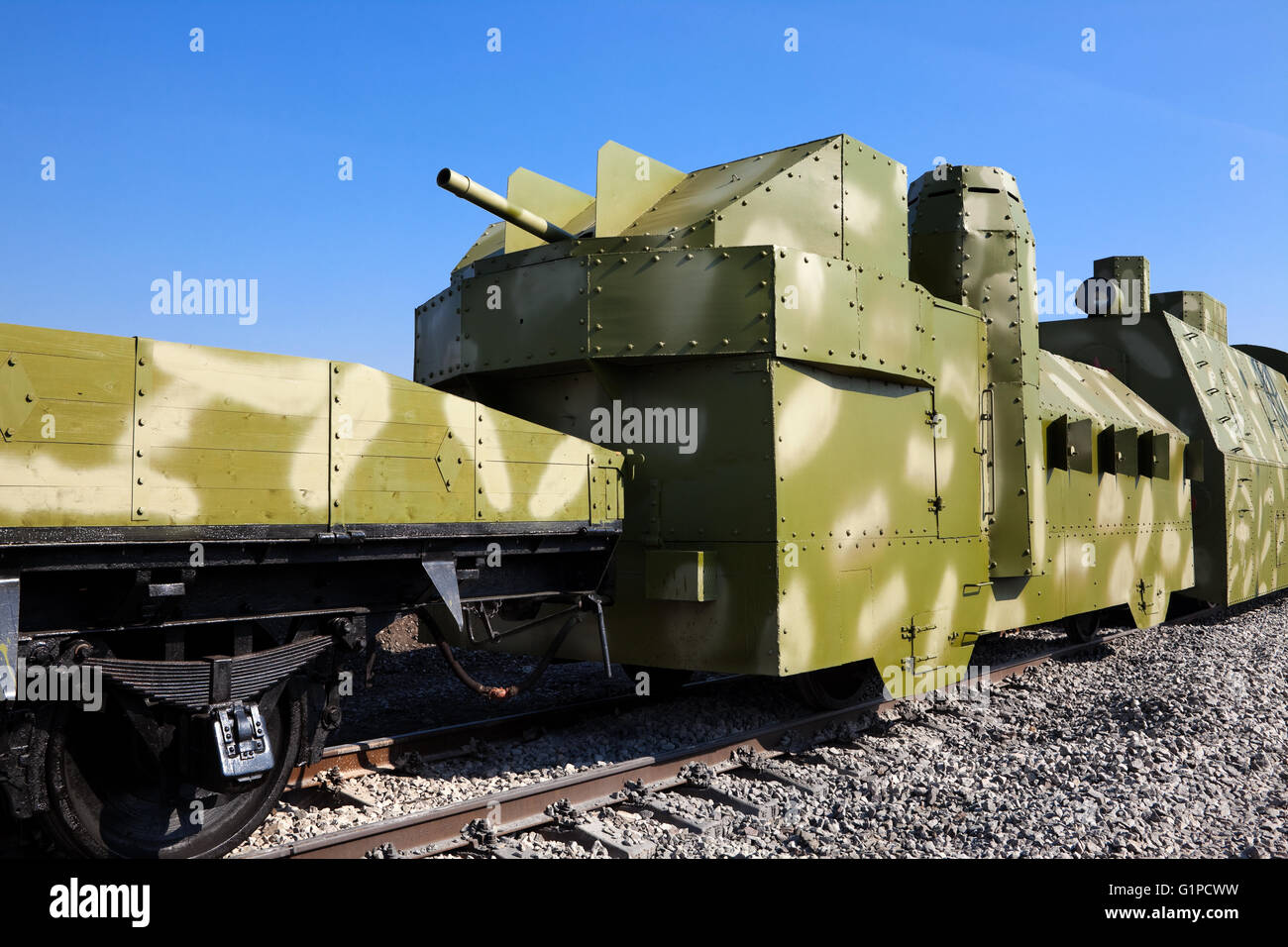 leistungsstarke gepanzerten Zug gegen den blauen Himmel Stockfoto