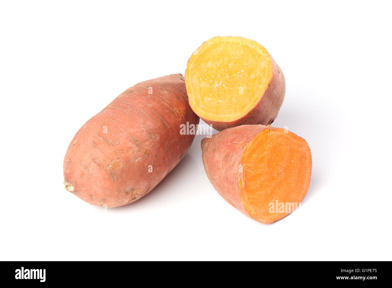 Süßkartoffel auf weißem Hintergrund, Closeup Studio gedreht Stockfoto