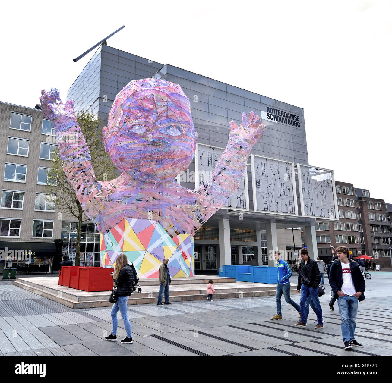 Rotterdamse Schouwburg Theaterplatz (Schouwburgplein) liegt im Herzen der Stadt Rotterdam und wird flankiert durch das städtische Theater, Konzertsaal, Restaurants und Cafés. Stockfoto