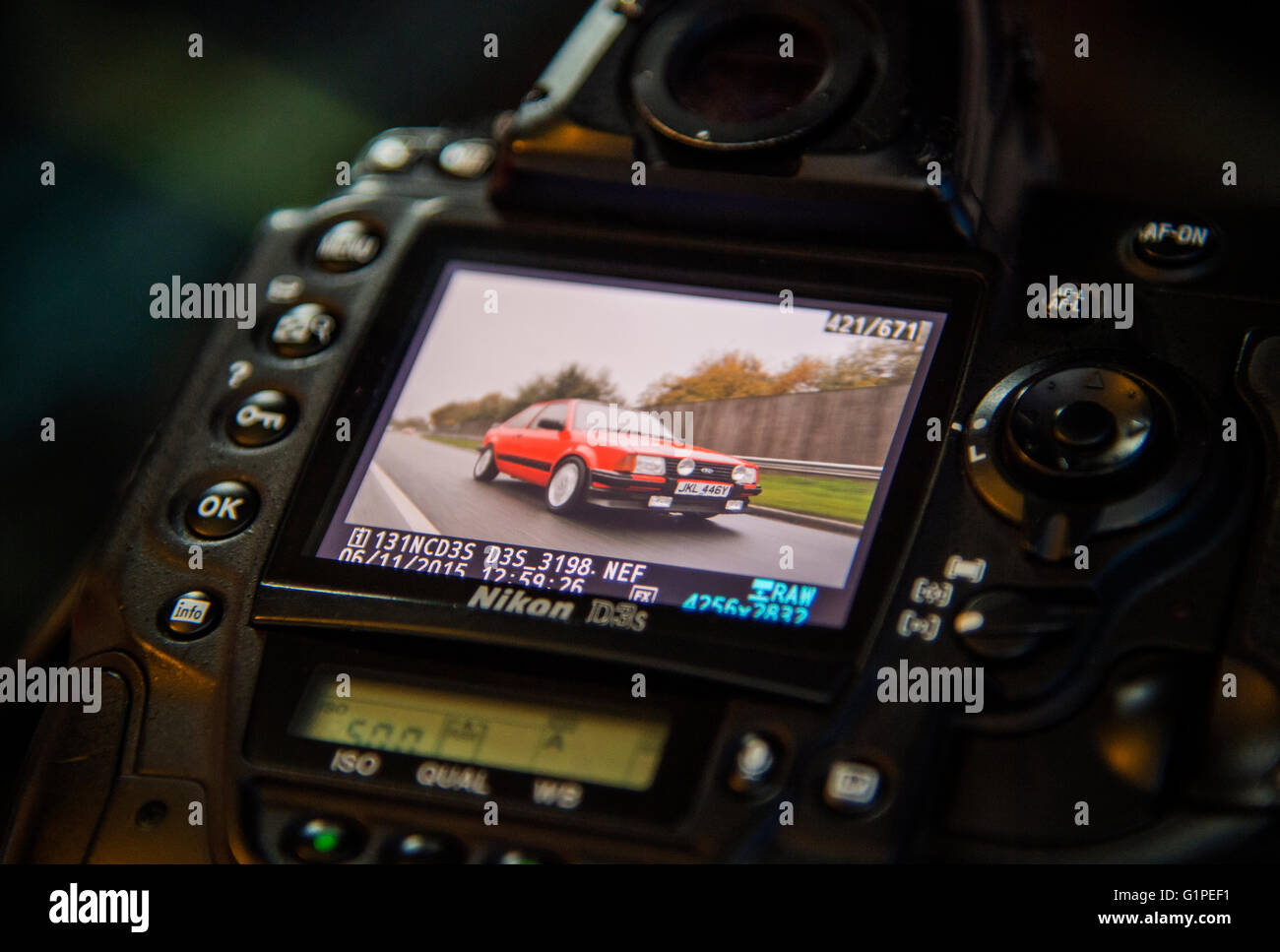 Nikon D3S professionelle DSLR-Digitalkamera mit Aktion Auto erschossen auf dem LCD-Bildschirm Stockfoto