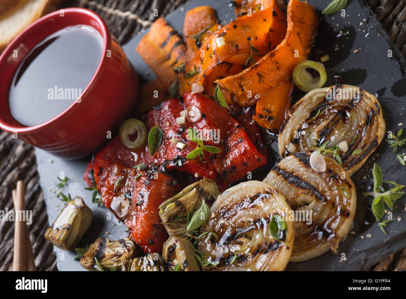 Gegrilltes Gemüse der Saison mit Kräutern, Olivenöl und Balsamico Winegar gekleidet Stockfoto