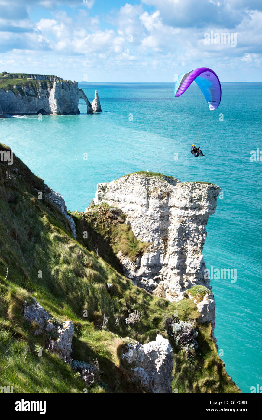 Gleitschirm fliegen über Falaise d'Amont Klippe, mit Porte d'Aval Bogen und Aiguille Nadel im Hintergrund, Etretat, Normandie Stockfoto