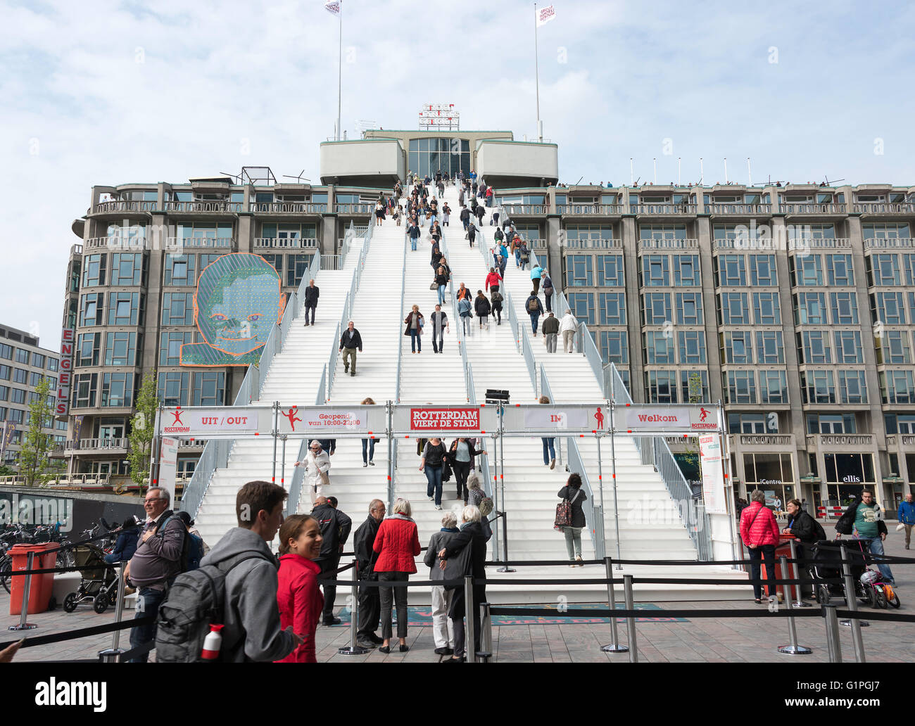 ROTTERDAM, HOLLAND-Mai 18, nicht identifizierten Personen an einer riesigen Treppe mit 180 Schritte vom Bahnhof entfernt, die Groothandelsgebouw auf Stockfoto