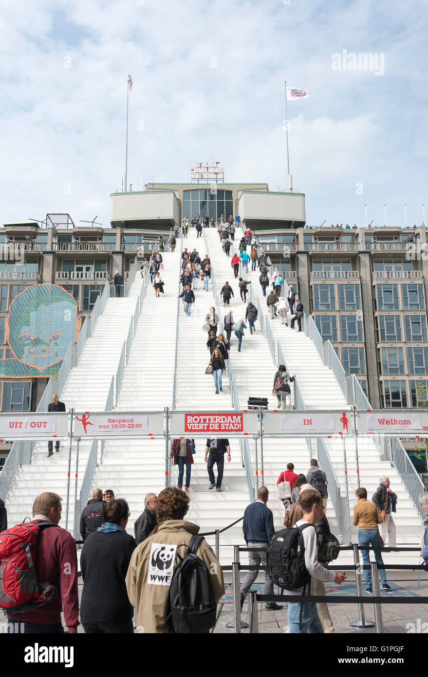 ROTTERDAM, HOLLAND-Mai 18, nicht identifizierten Personen an einer riesigen Treppe mit 180 Schritte vom Bahnhof entfernt, die Groothandelsgebouw auf Stockfoto