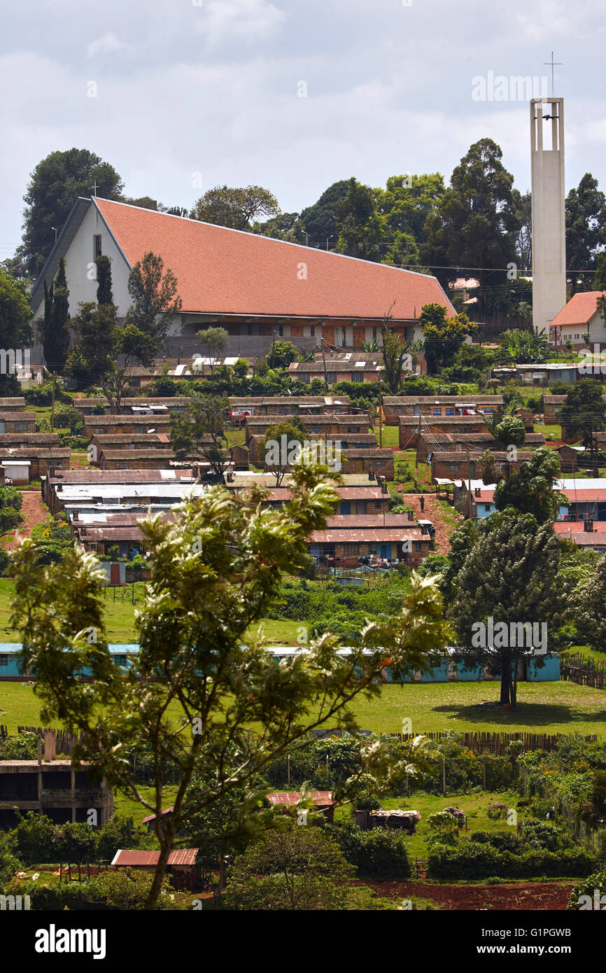 Fernblick über Teeplantagen und lokale Gehäuse. Sacred Heart Cathedral der katholischen Diözese von Kericho, Kericho, Kenia. Stockfoto