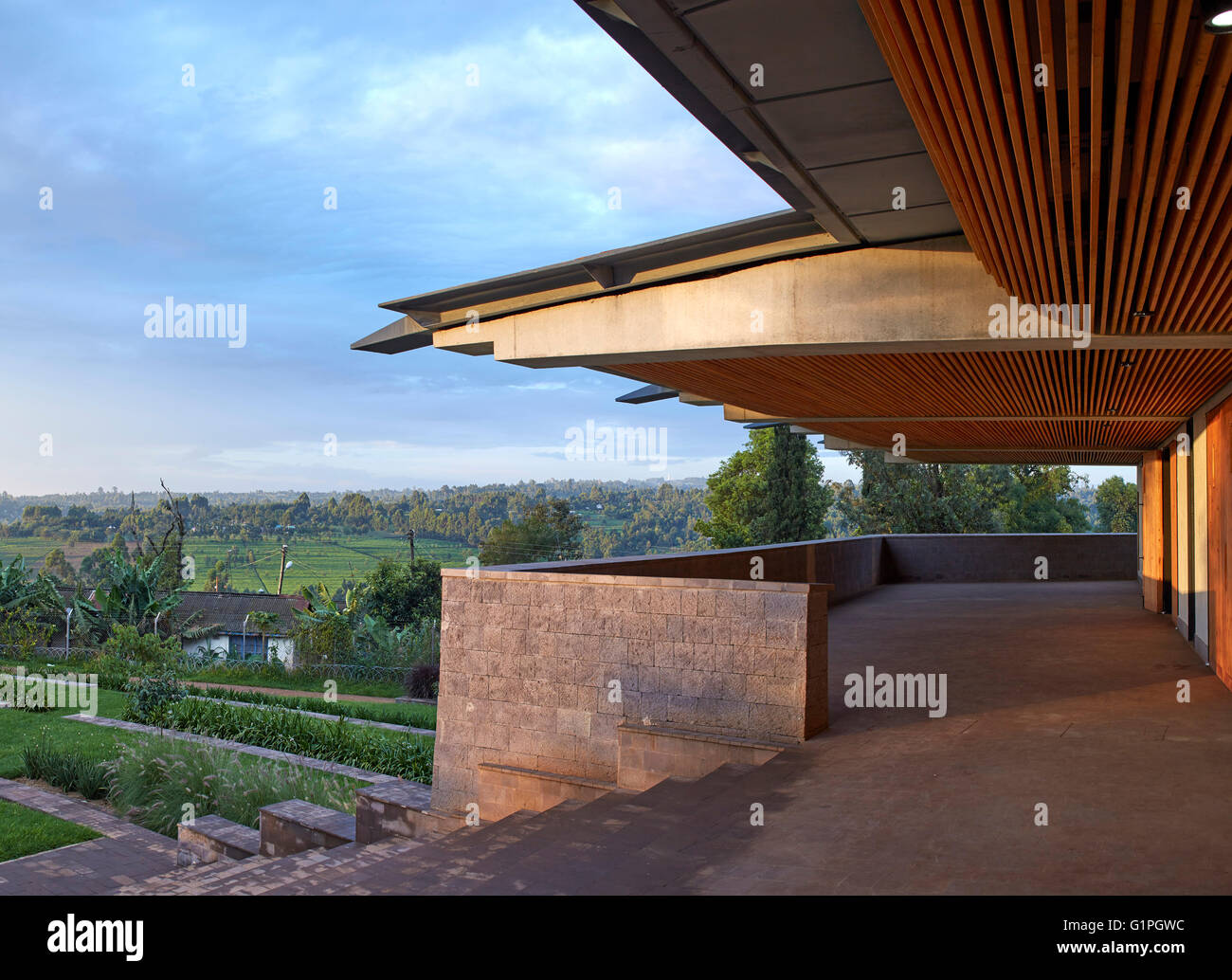 Seitenansicht mit Blick auf Ferne Teeplantagen. Sacred Heart Cathedral der katholischen Diözese von Kericho, Kericho, Kenia. Architekt: John McAslan & Partner, 2016. Stockfoto