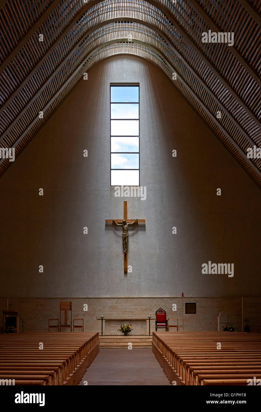 Dom Innenansicht unten Kirchenschiff in Richtung Alter. Sacred Heart Cathedral der katholischen Diözese von Kericho, Kericho, Kenia. Architekt: John McAslan & Partner, 2016. Stockfoto