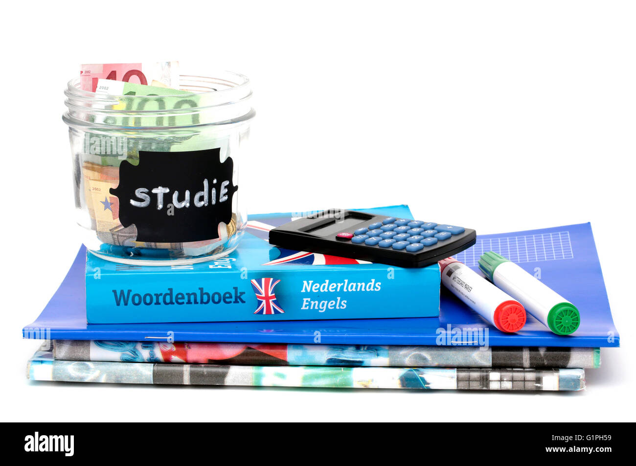 Ein Glas, gefüllt mit Geld, mit dem niederländischen Wort für Studie, die auf dem Etikett auf der Oberseite Schulbücher geschrieben Stockfoto