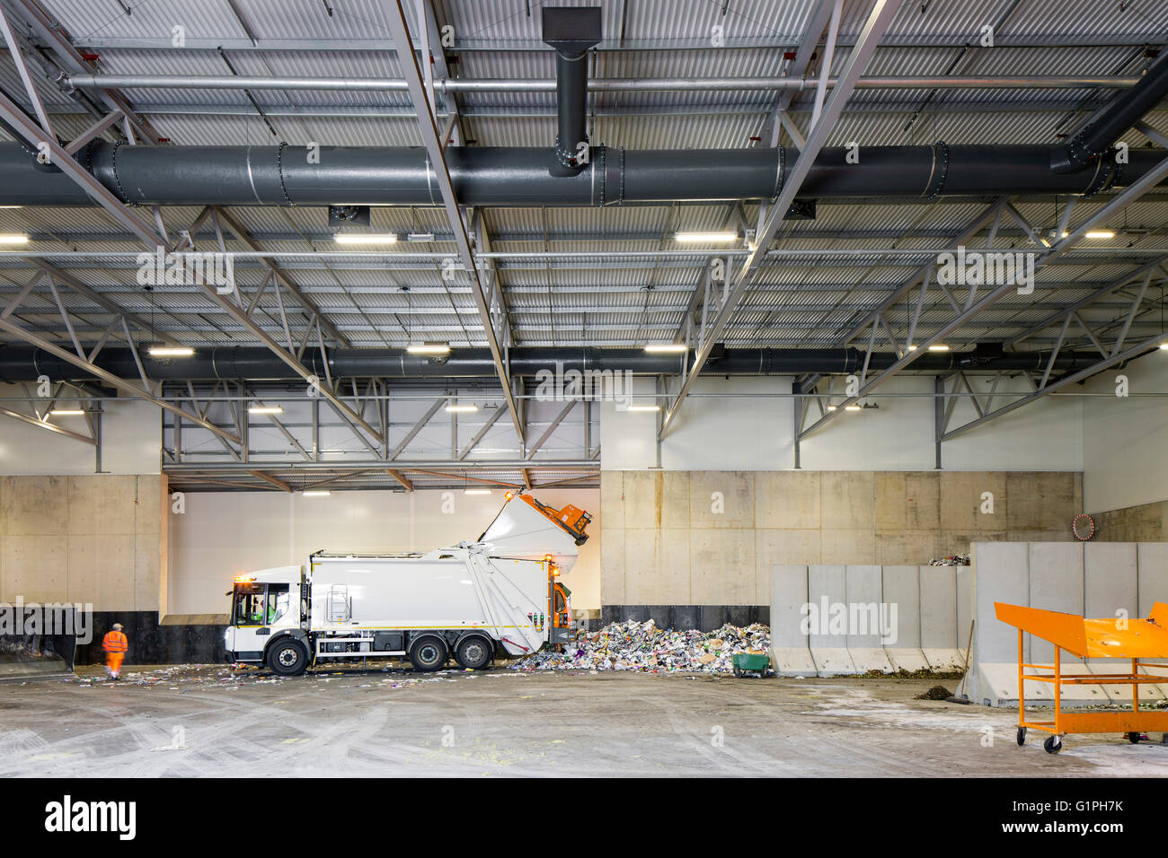Innenraum des Recyclings Halle mit Transfer-LKW. Bridport, Recyclinghof, Bridport, Großbritannien. Architekt: Mitchell Eley Gould, 2015. Stockfoto