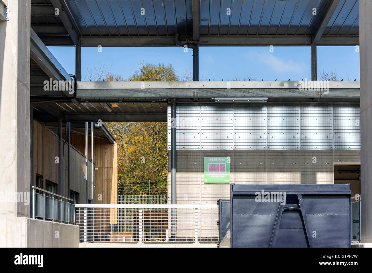 Stahlrahmen und Überdachung des Administrations-Bereich. Bridport, Recyclinghof, Bridport, Großbritannien. Architekt: Mitchell Eley Gould, 2015. Stockfoto