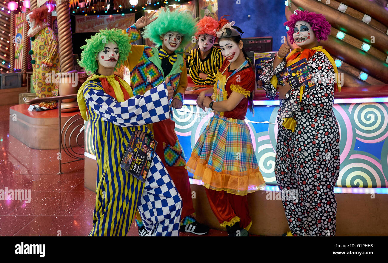 Clowns. Gruppe bunt gekleideter Clowns Stockfoto