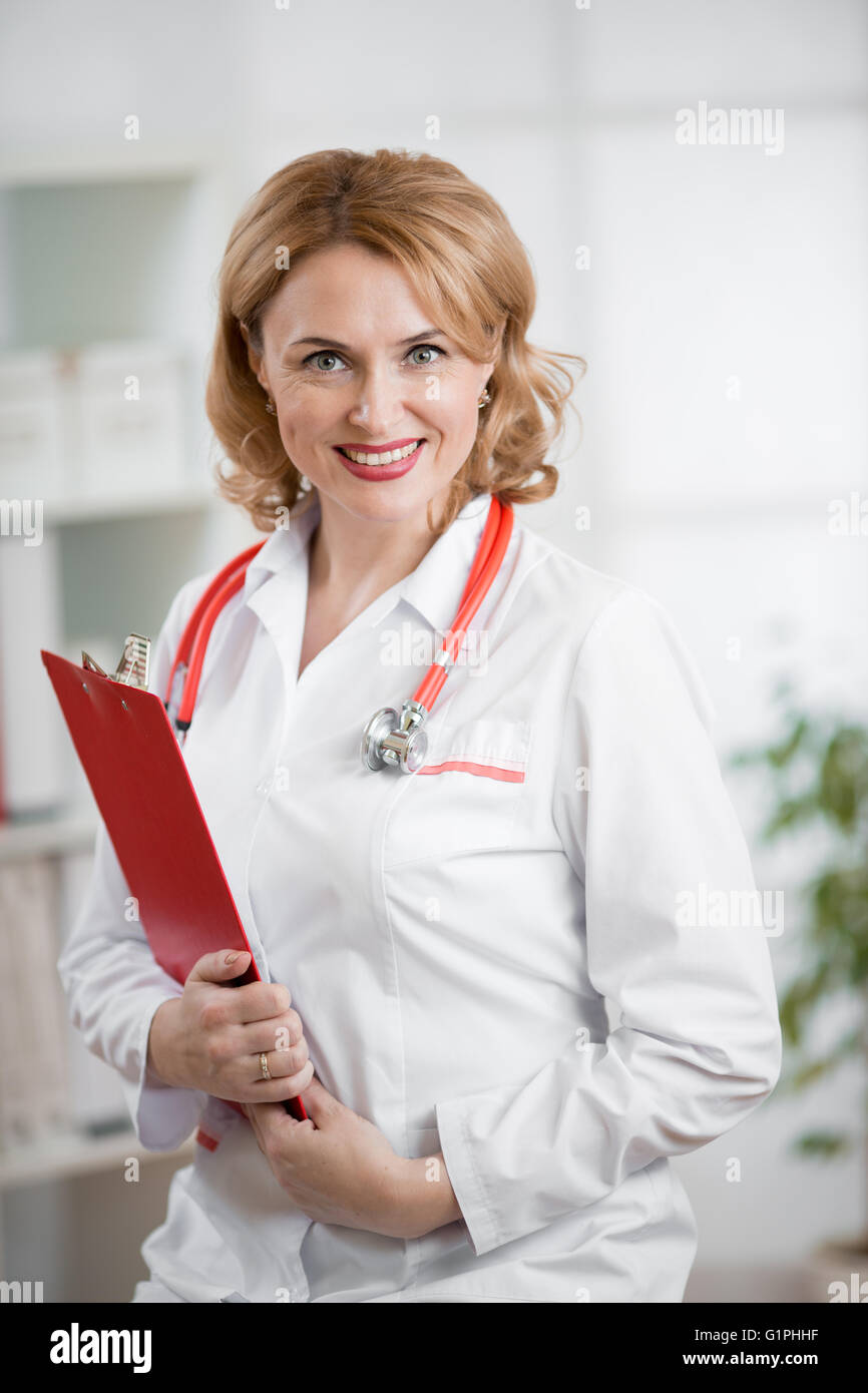 Arzt oder Arzt in ihrem Büro Stockfoto