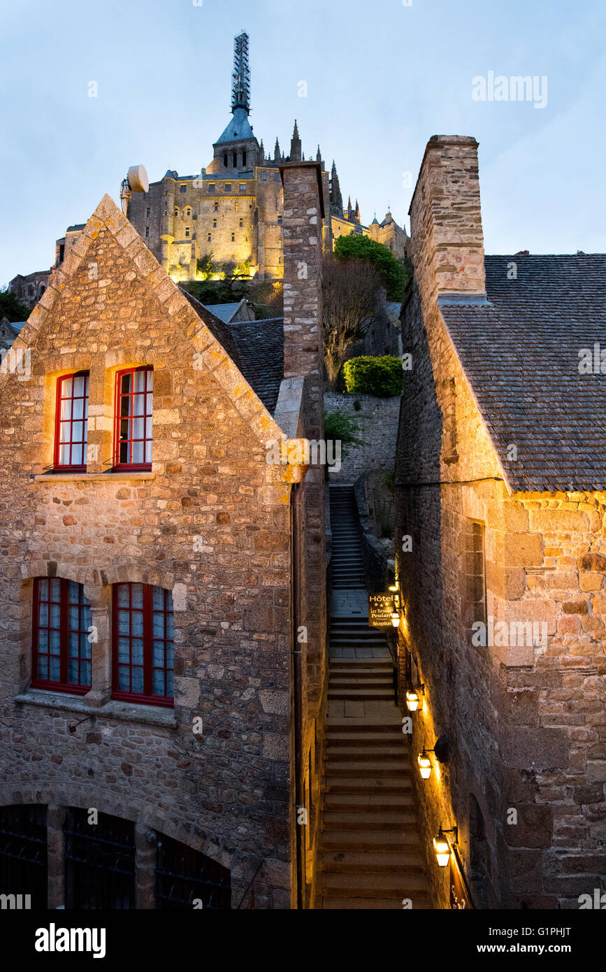 Verlassenen Gasse in Mont Saint Michel in der Dämmerung nach Massen, Normandie, Frankreich verlassen haben Stockfoto