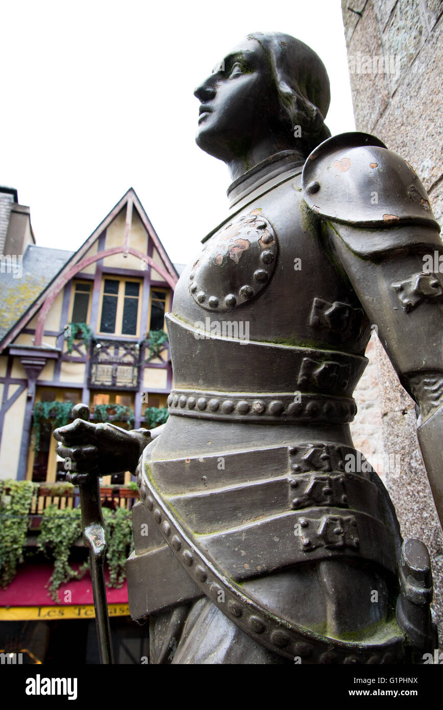 Statue von Jeanne d ' Arc außerhalb St.Petri Kirche, Mont Saint Michel, Normandie, Frankreich
