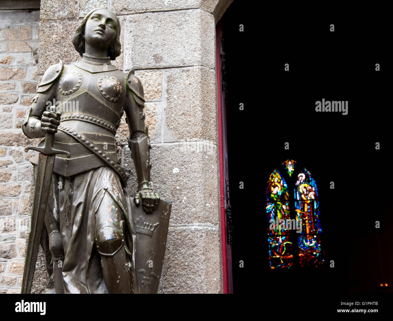 Statue von Jeanne d ' Arc außerhalb St.Petri Kirche, Mont Saint Michel, Normandie, Frankreich