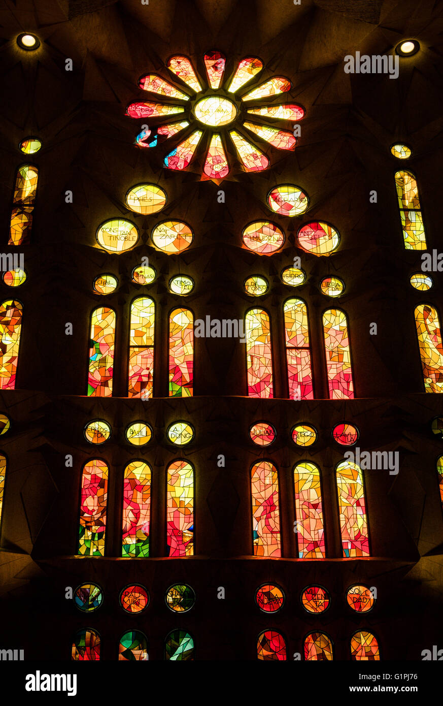 Berühmten Glasfenster in der Kathedrale Sagrada Família in Barcelona, Spanien. Stockfoto