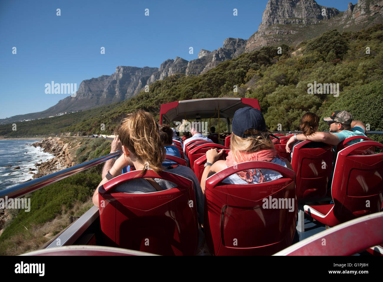 Open-Deck-Bus-Tour vorbei an die zwölf Apostel Bergkette in der Nähe von Cape Town, South Africa Stockfoto