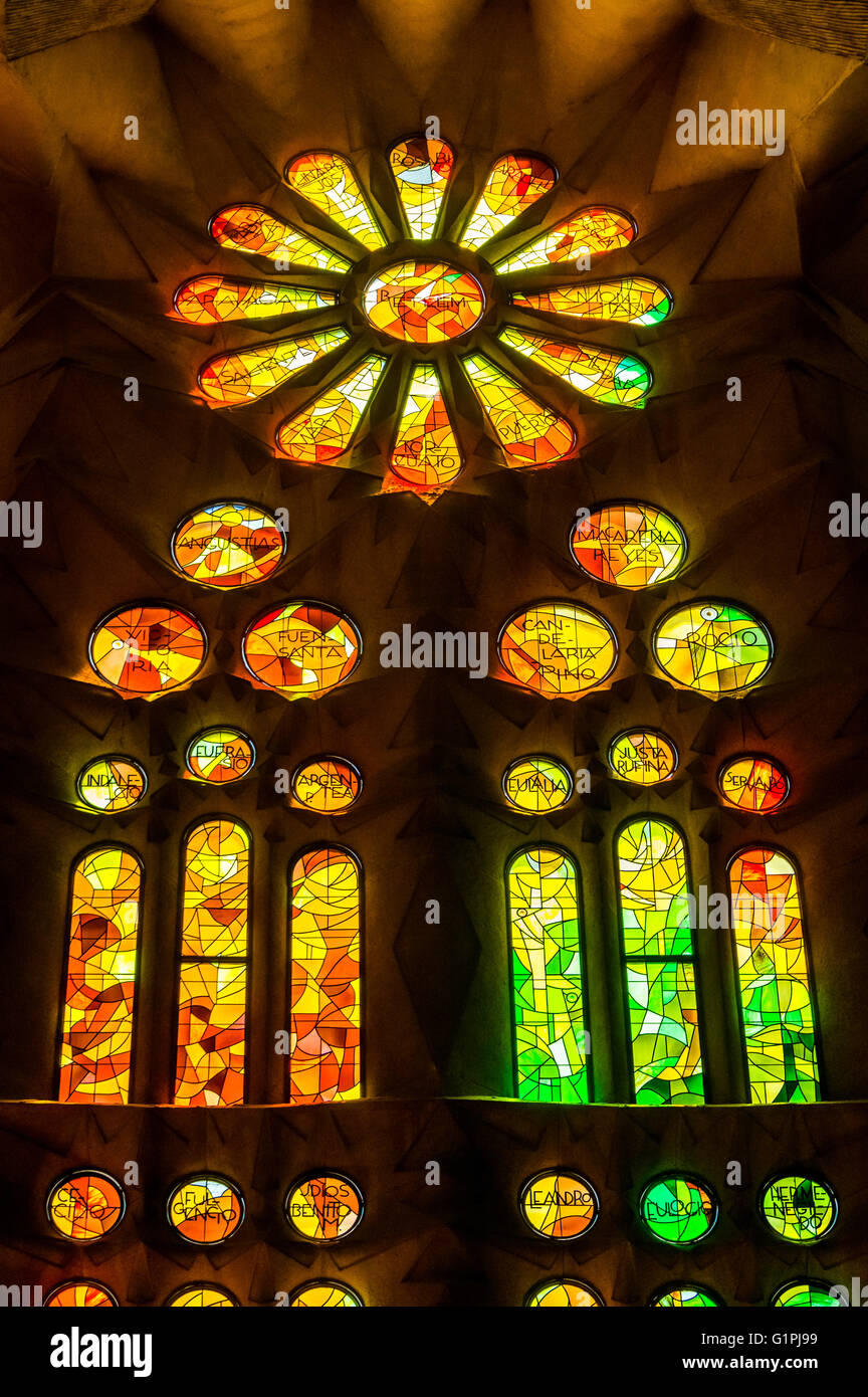 Berühmten Glasfenster in der Kathedrale Sagrada Família in Barcelona, Spanien. Stockfoto