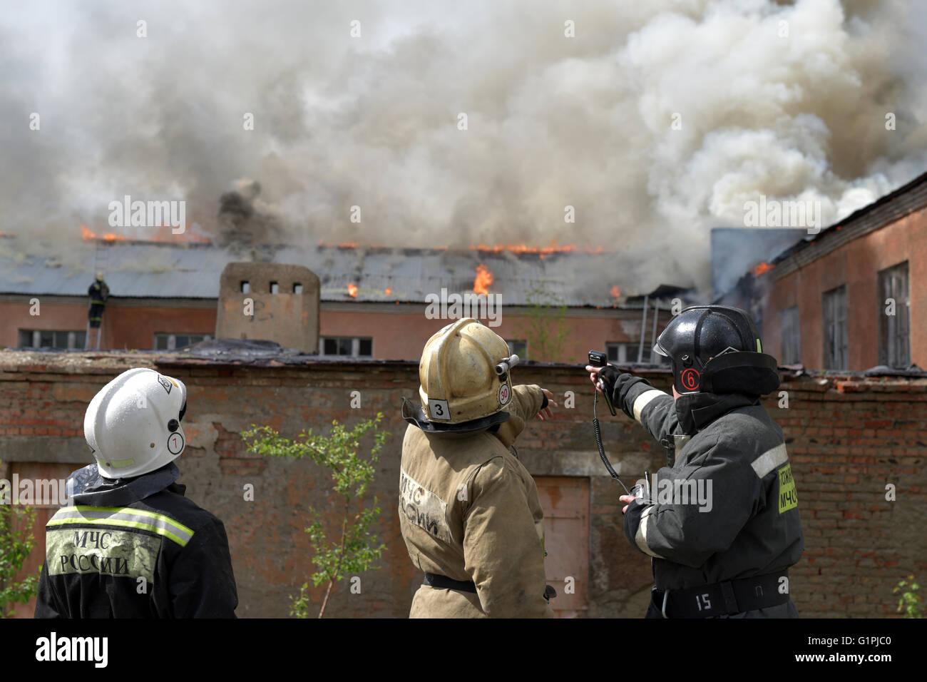 NOVOSIBIRSK, Russland - 18. Mai 2016 Feuer auf dem Territorium einer militärischen Einheit in der Stadt Novosibirsk Stockfoto