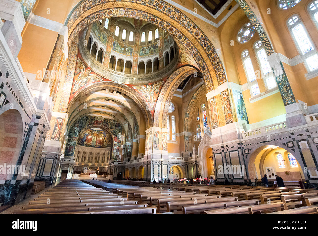 Innenraum der Basilika von St. Therese von Lisieux, Normandie, Frankreich Stockfoto