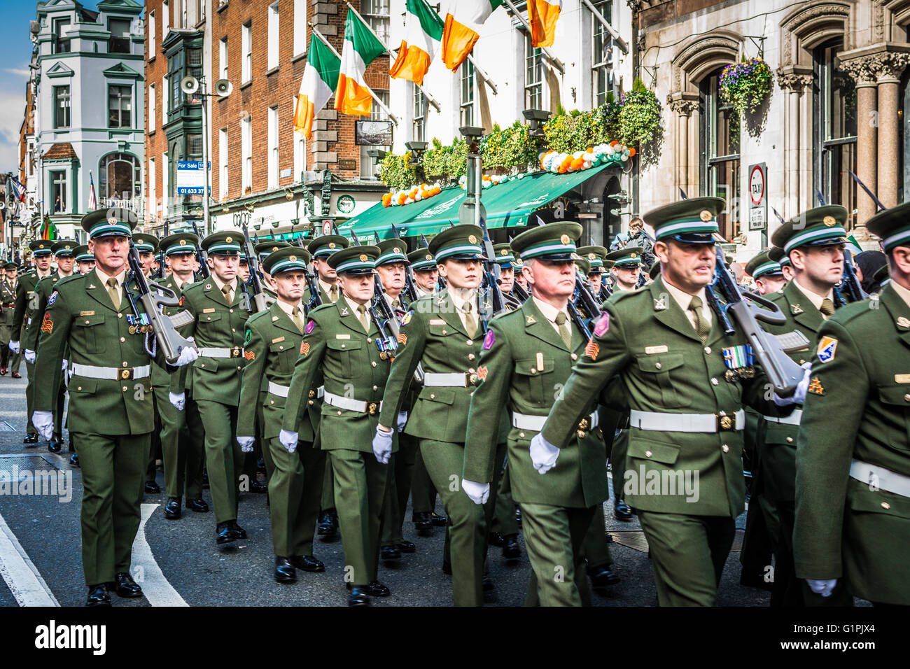 Irische Militärparade für Easter Rising hundertjährigen 2016 durch Dublin Stadtzentrum Stockfoto