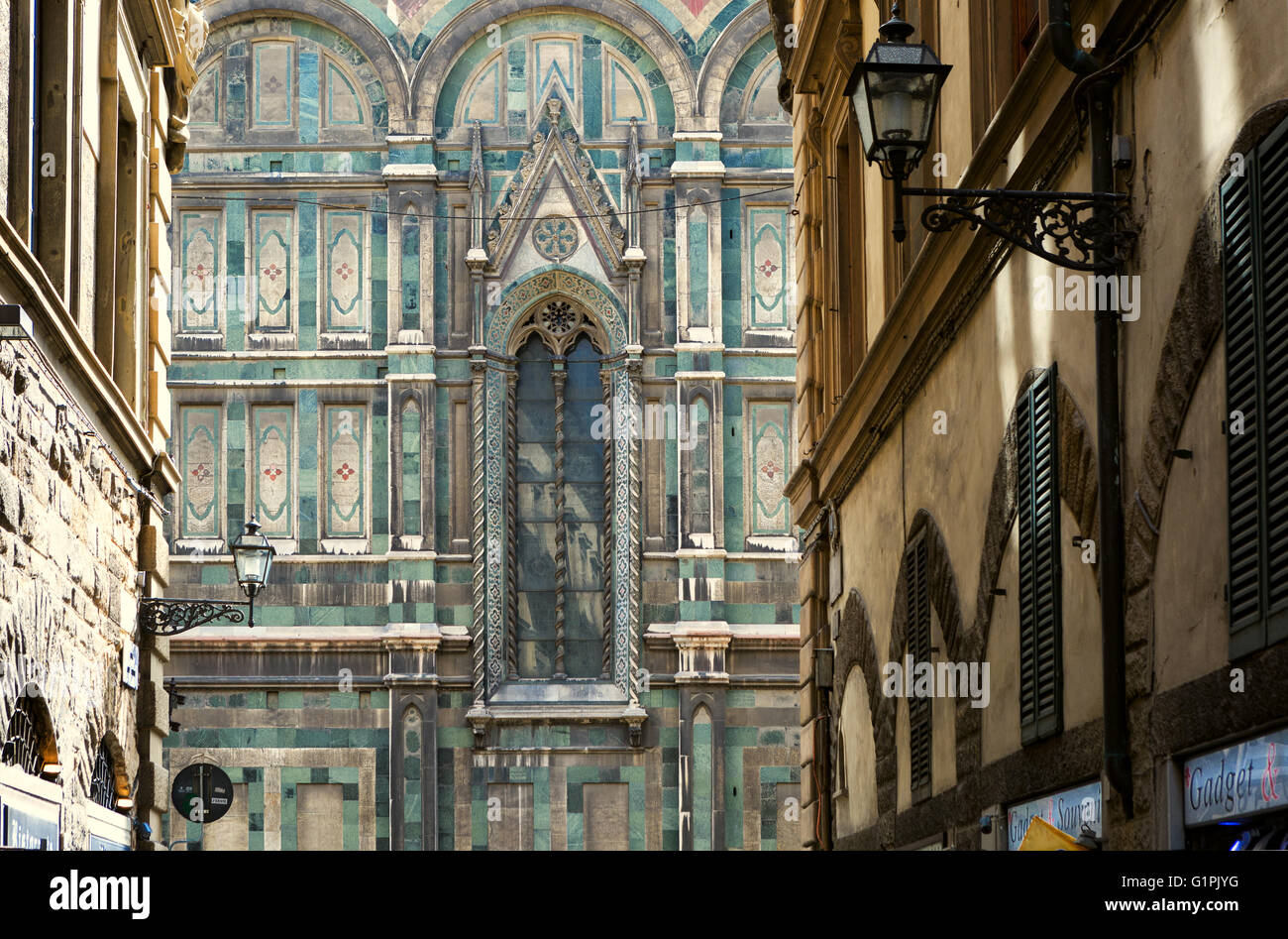 Ein Teil der Kathedrale von Florenz, Duomo, gesehen am Ende einer Straße in der Stadt Stockfoto