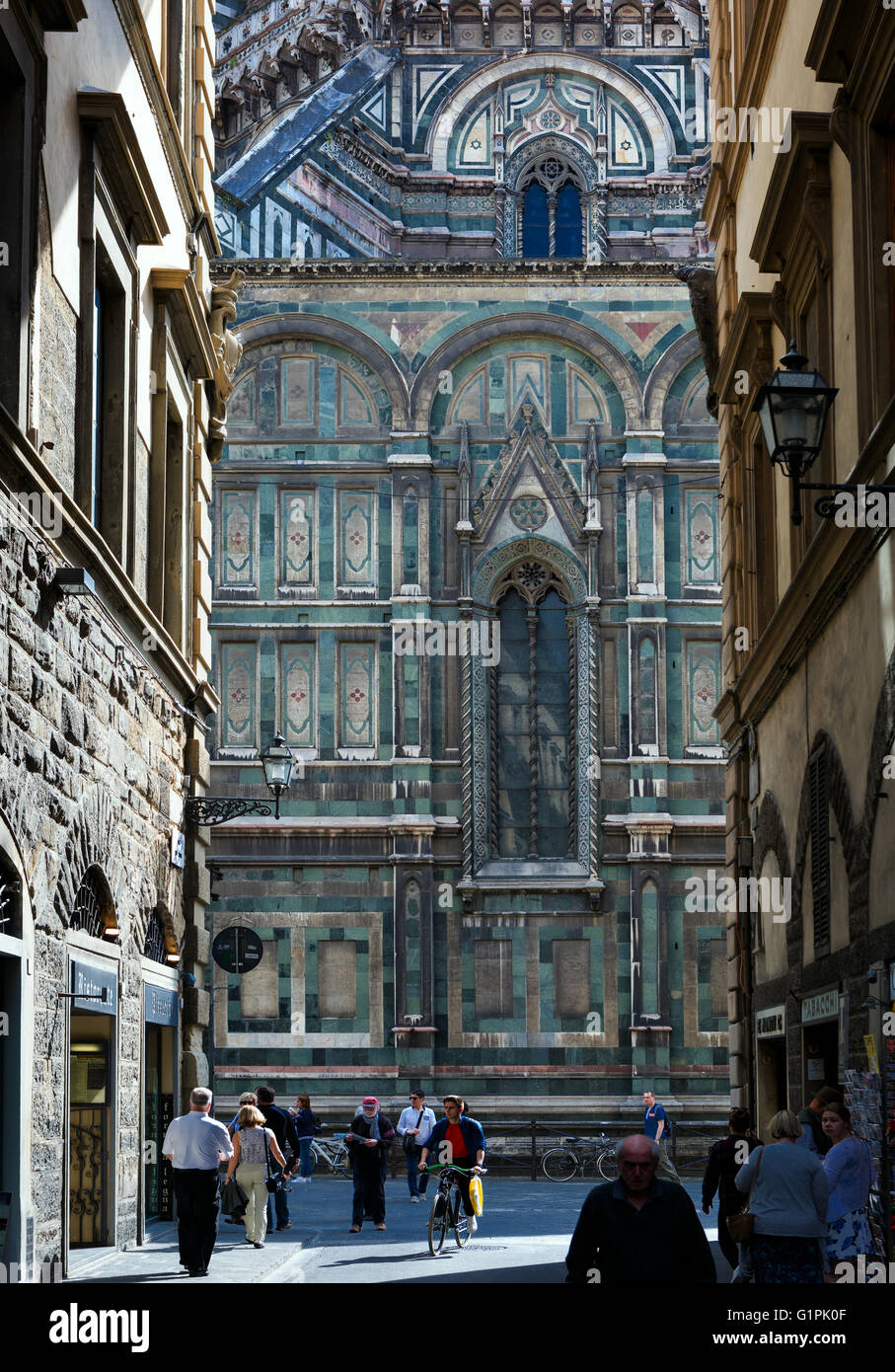 Ein Teil der Kathedrale von Florenz, Duomo, gesehen am Ende einer Straße in der Stadt Stockfoto