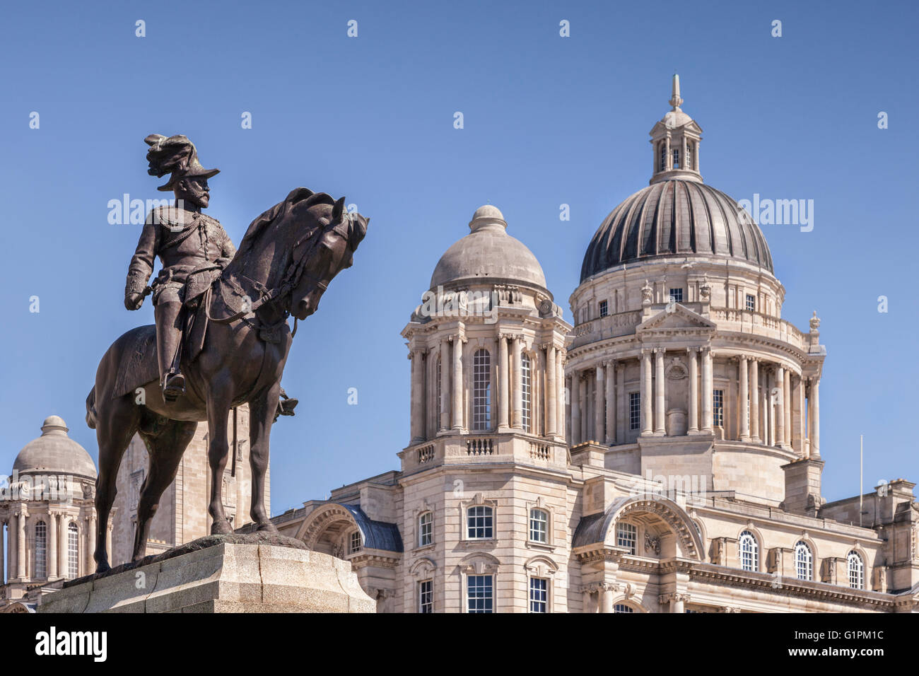 Statue von König Edward VII und dem Hafen von Liverpool, Gebäude, Waterfront in Liverpool, England, UK, Schwerpunkt Statue. Stockfoto