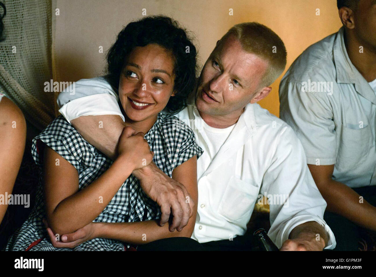 Zu lieben ist eine 2016 britisch-amerikanischer Spielfilm Drehbuch und Regie von Jeff Nichols. In den Hauptrollen Joel Edgerton und Ruth Negga wie Richard und Mildred Loving, die Kläger in der 1967 US Supreme Court Entscheidung Loving v. Virginia, die Landesgesetze verbieten interracial Ehe für ungültig erklärt.  Dieses Foto ist nur zu redaktionellen Zwecken und unterliegen dem Copyright von der Filmgesellschaft und/oder der Fotograf von dem Film oder der Firma zugeordnet und kann nur durch Veröffentlichungen im Zusammenhang mit der Förderung der oben genannten Film reproduziert werden. Eine obligatorische Gutschrift auf die Filmgesellschaft ist erforderlich. Die Eunhye Stockfoto