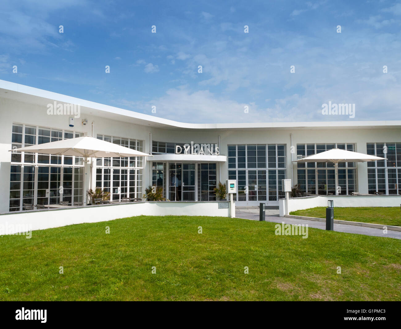 Ehemalige Morannedd Cafe, entworfen von Clough Williams-Ellis-Architekten jetzt Dylon Restaurant, Criccieth Gwynedd Wales UK Stockfoto