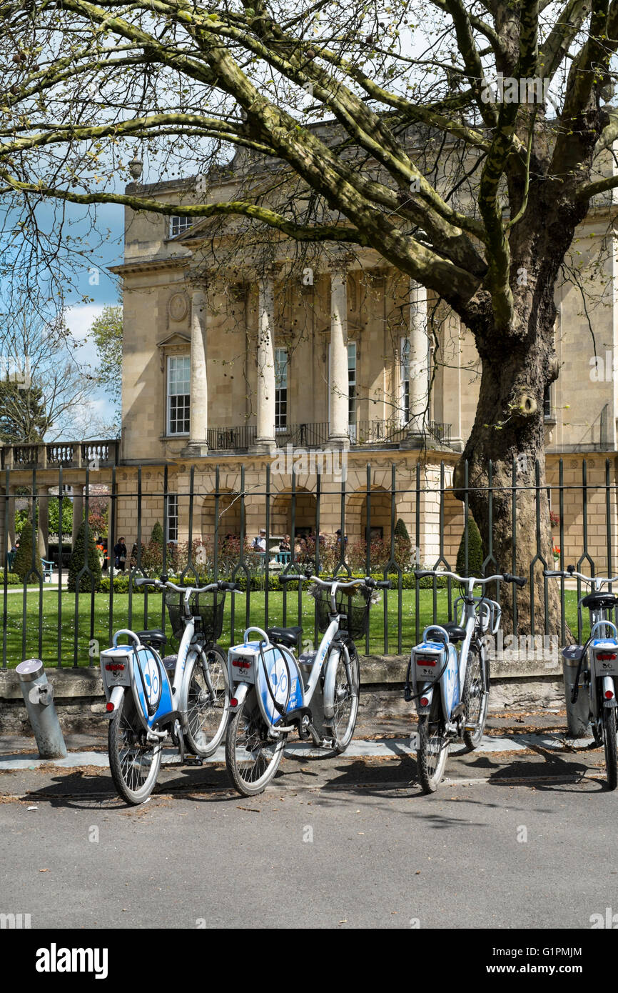 Rund um die Stadt Bath somerset England UK Holburne Museum und Next Fahrräder zu mieten Stockfoto