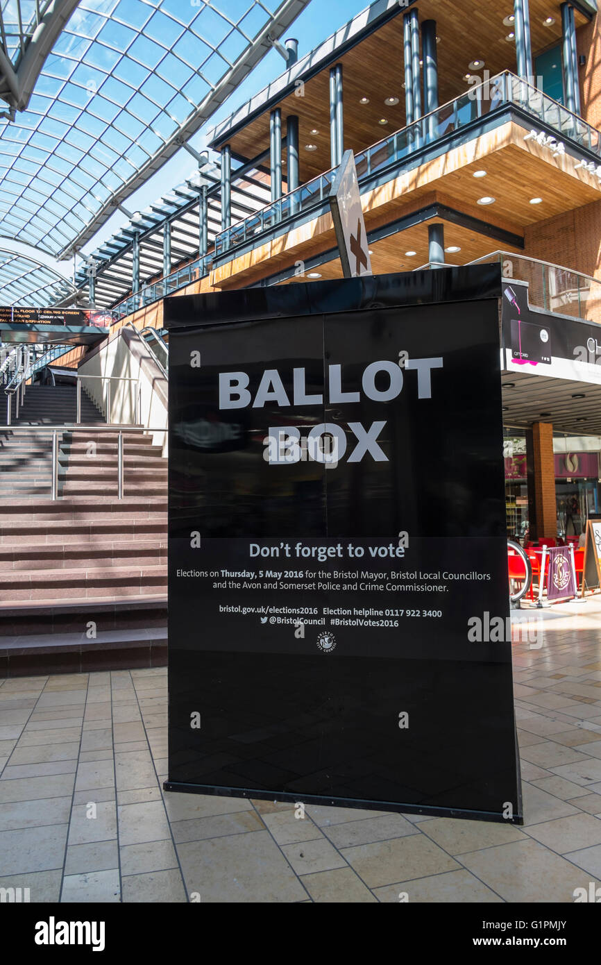 Der übergroße Bristol Wahlurne in Cabot Circus Shopping-Mall. Stockfoto