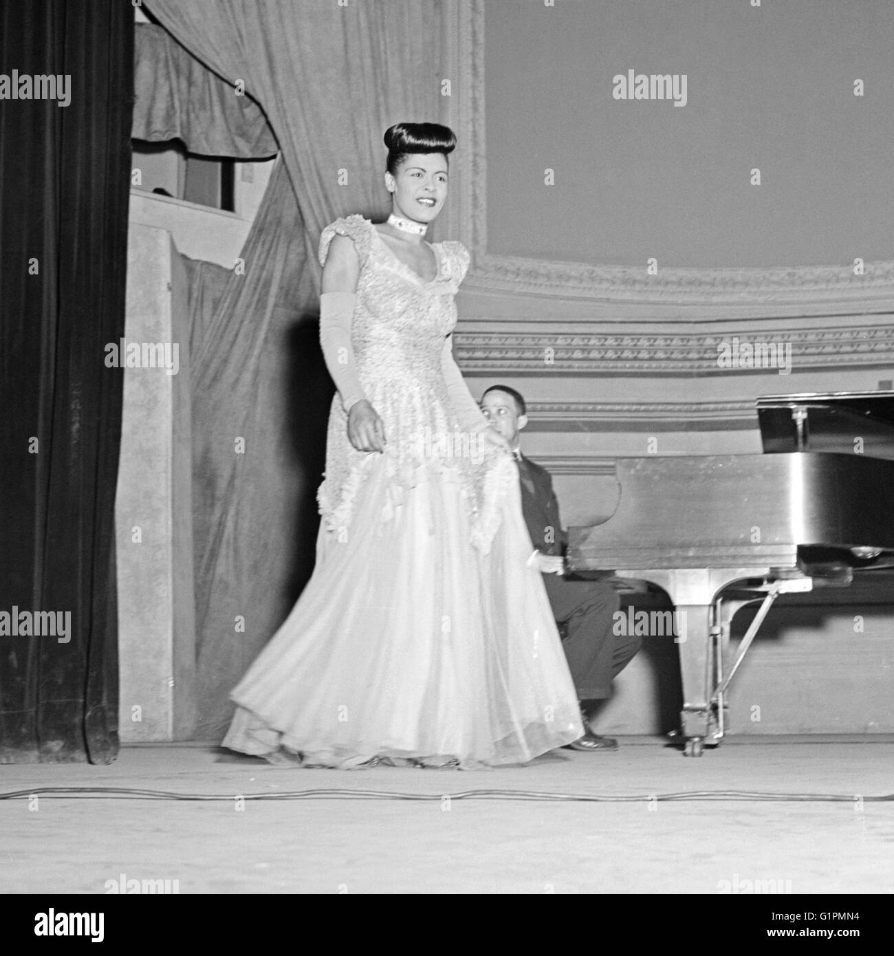 BILLIE HOLIDAY (1915-1959). US-amerikanische Sängerin. Auf der Bühne in der Carnegie Hall in New York City. Foto von Gottlieb, c1947. Stockfoto