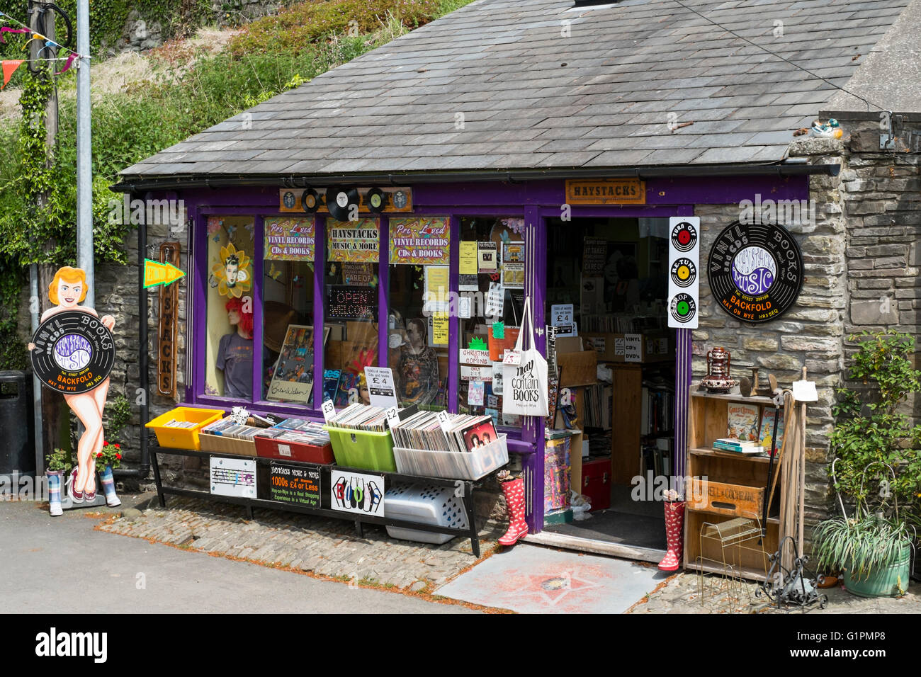 Hay-on-Wye einer kleinen Stadt berühmt für Buchhandlungen und ein Literaturfestival in Powys, Wales UK. Heuhaufen Buch und Record shop Stockfoto