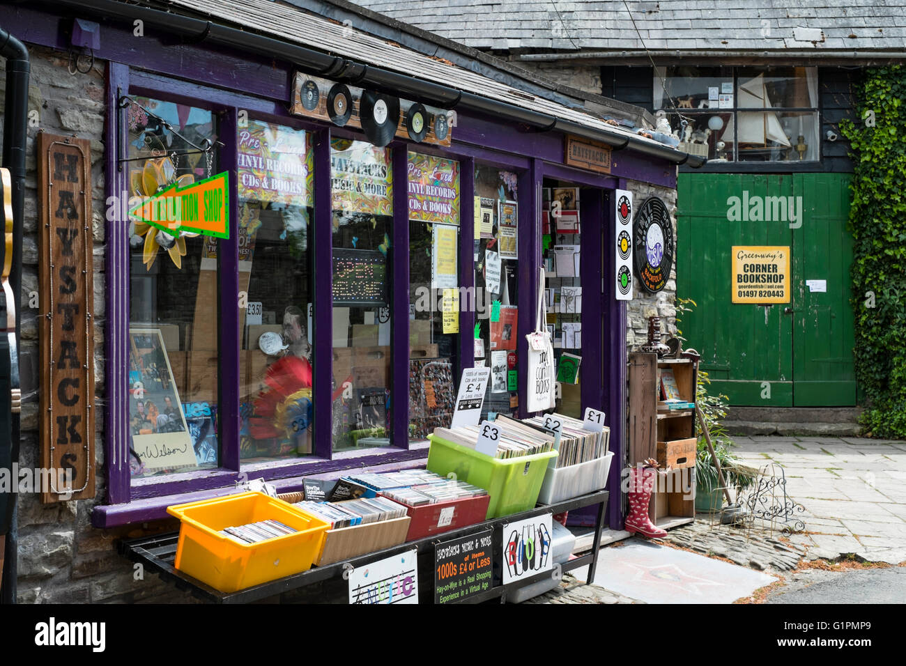 Hay-on-Wye einer kleinen Stadt berühmt für Buchhandlungen und ein Literaturfestival in Powys, Wales UK. Heuhaufen Buch und Record shop Stockfoto