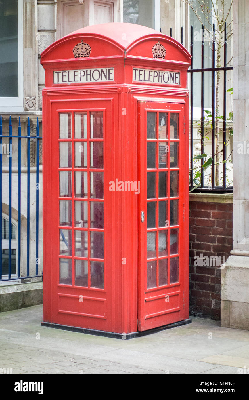 Rote Telefon Box Kiosk Nummer 2 (K2) entworfen von Giles Gilbert Scott, London, UK Stockfoto