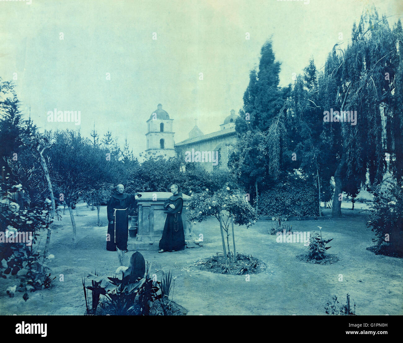 SANTA BARBARA, c1899.  Franziskaner-Mönchen im Friedhof von Mission Santa Barbara in Santa Barbara, Kalifornien. Cyanotypie, c1899. Stockfoto