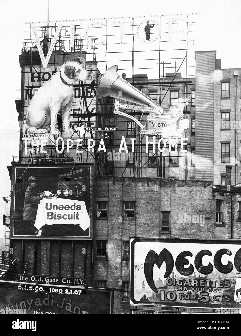NEW YORK CITY: Zeichen, c1899.  Anzeigen und Plakaten, möglicherweise im Times Square in New York City. Fotografie, c1899. Stockfoto