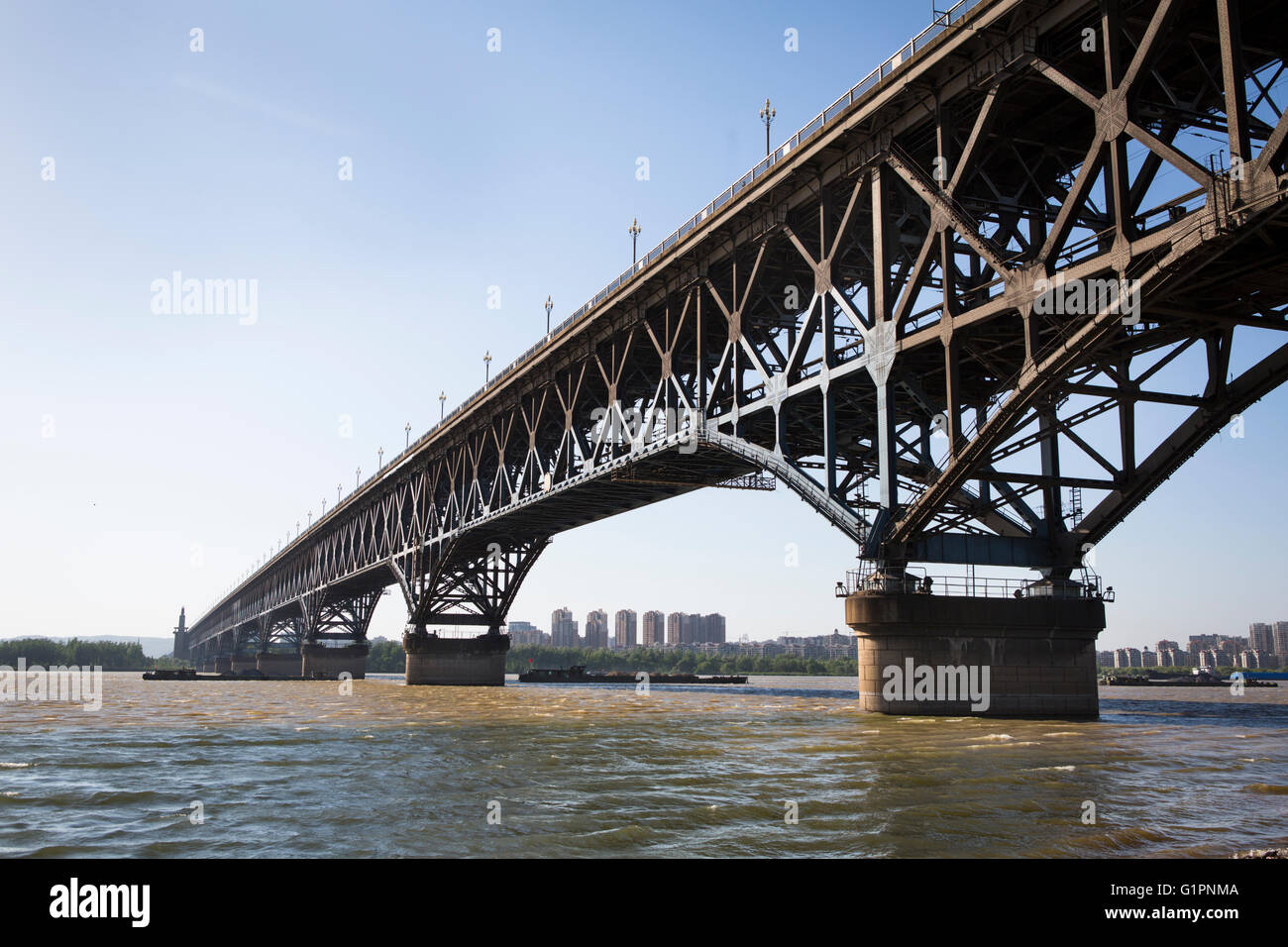 Sehen Sie sich auf dem chinesischen Jangtse mit der Yangtze River Bridge und Schiffe, die Transport von Kohle in Nanjing / China Stockfoto